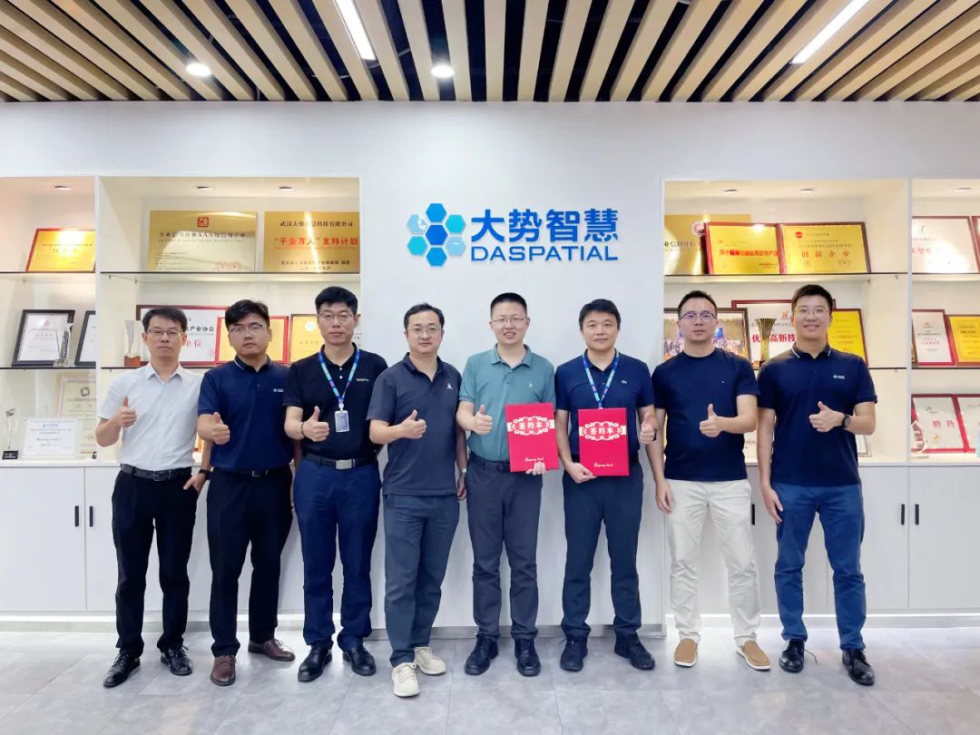 签约人员合影留念